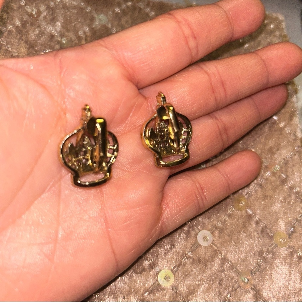 Elegant Vintage Gold Crown Clip on Earrings - Picture 3 of 3